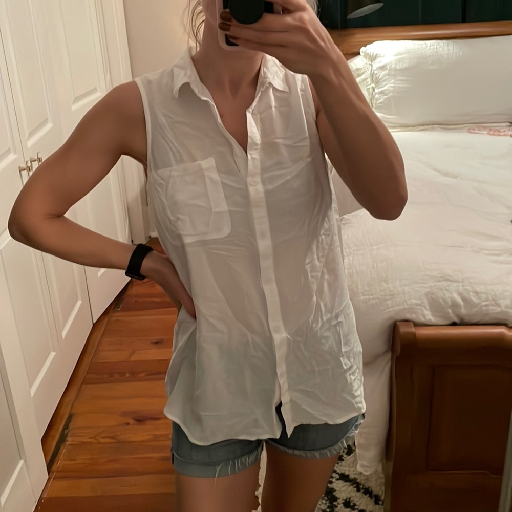 Sleeveless Button Down 🕊